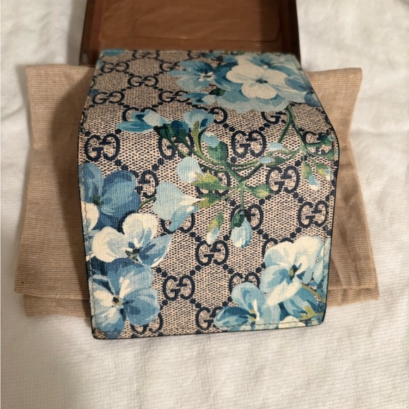 Gucci Coated GG Supreme Blooms Compact Wallet - Authentic - Picture 4 of 15